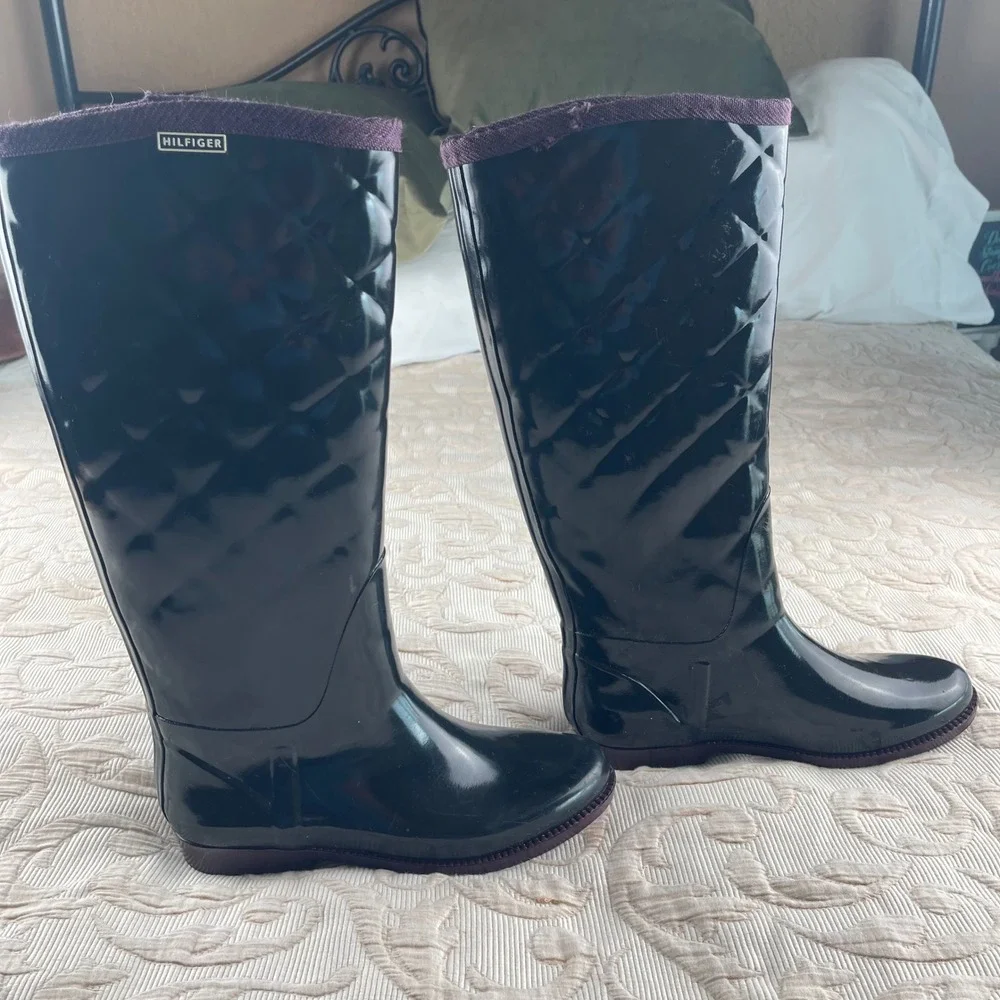 Tommy Hilfiger Womens Black Quilted Tall Rain Boots Purple Trim Size 7 TWVINTAGE